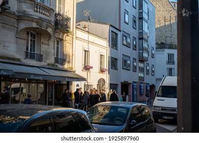 France, Paris 27-02-2021: A Group Of Young People Enjoy The Sun Before The Curfew In Paris Next To A Brasserie