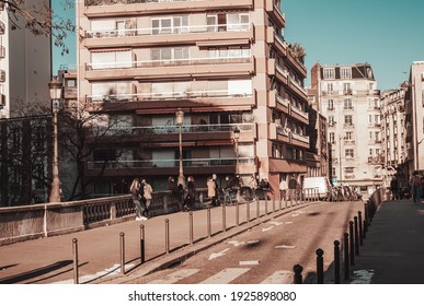 France, Paris 27-02-2021: A Group Of Young People Enjoy The Sun Before The Curfew In Paris In A Bridge