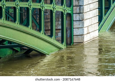 France, Paris, île Saint Louis. The Bridge Sully In The 4th District During Flood Alert.