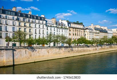 France, Paris, Typical Building Along The River Seine On île Saint Louis, Quai De Bethune.