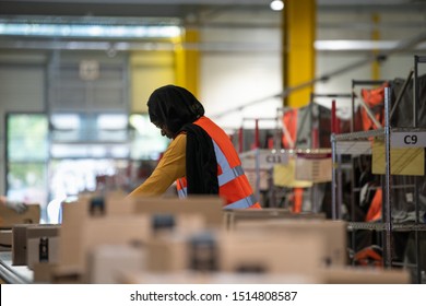 Vélizy, FRANCE Sept. 23th 2019 : 
Logistics Activity On The Amazon Site Of Vélizy-Villacoublay In France. Packages Are Sorted By Workers On Coneyors.