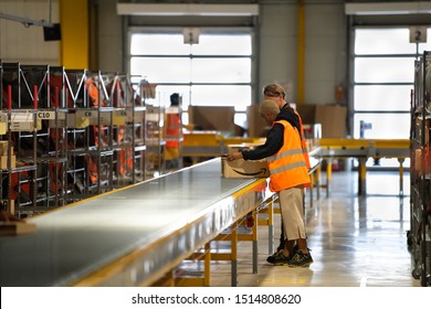 Vélizy, FRANCE Sept. 23th 2019 : 
Logistics Activity On The Amazon Site Of Vélizy-Villacoublay In France. Packages Are Sorted By Workers On Coneyors.