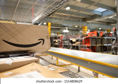 Vélizy, FRANCE Sept. 23th 2019 : 
Logistics Activity On The Amazon Site Of Vélizy-Villacoublay In France. Packages Are Sorted By Workers On Coneyors.