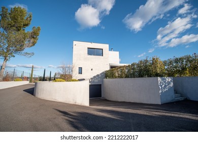 Uzès, France - September The 26th 2021 : Large Driveway Leading To A Large And Beautiful Modern White Villa In The South Of France And Its Large Garden