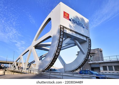 Sète, France - September 8th 2022, Weigh Bridge Of Toulon Harbour