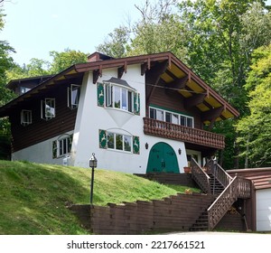 Franconia, NH USA - August 5, 2022: An Alpine Style Ski Chalet In Summer, Near Cannon Mt, In Franconia NH. Made From Wood And Stucco With A Gabled Roof, Wide Eaves And Brackets.