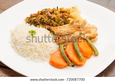 Frango com Feijao Tropeiro e Mandioca