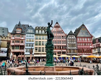 Frankfert, Germany - July 11 2022 : The Römerberg Square With The Fountain Of Justice And The Reconstructed Timber Houses Lining The Cobbled Town Square.