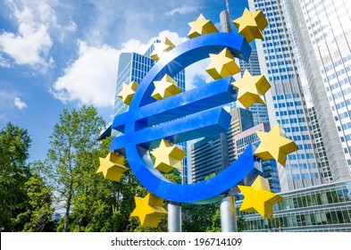 FRANKFURT, DEUTSCHLAND - 12. Februar: Euro-Zeichen. Die Europäische Zentralbank (EZB) ist die Zentralbank des Euro und verwaltet die Geldpolitik der Eurozone. 12. Februar 2014 in Frankfurt, Deutschland. 
