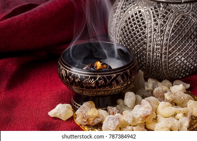 Frankincense brennt auf einer heißen Kohle. Frankincense ist ein aromatisches Harz, das für religiöse Riten, Räucherstäbchen und Parfums verwendet wird.