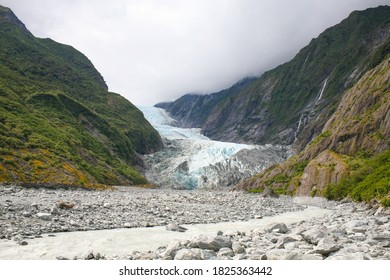 Franz Josef Glacier Is A 12 Km (7.5 Mi) Long Temperate Maritime Glacier In Westland Tai Poutini National Park On The West Coast Of New Zealand's South Island. 