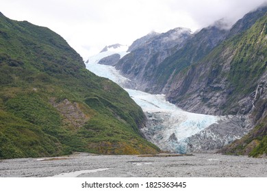 Franz Josef Glacier Is A 12 Km (7.5 Mi) Long Temperate Maritime Glacier In Westland Tai Poutini National Park On The West Coast Of New Zealand's South Island. 