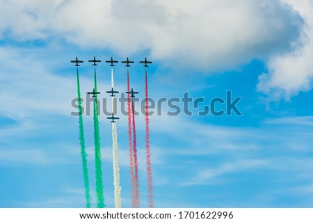 Frecce Tricolori making the Italian flag with smoke.
