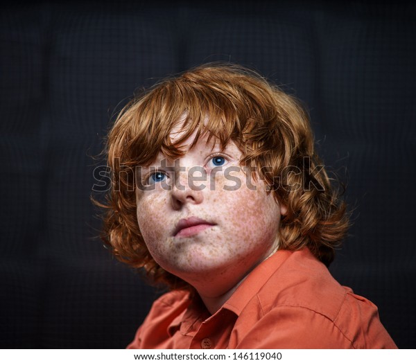 Freckled Redhair Boy Posing On Dark Stockfoto Jetzt