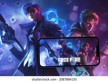 Free Fire Mobile Game App On IPhone 13 Pro Smartphone Screen With The Game Blurred On Background. Rio De Janeiro, RJ, Brazil. October 2021.
