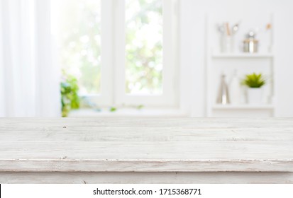 Freier Platz, Tisch auf oberem Hintergrund auf unscharfem Küchenfenster