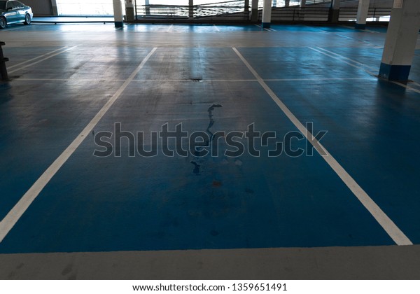 Free vacant parking lot space in a Shopping centre\
multi story car park