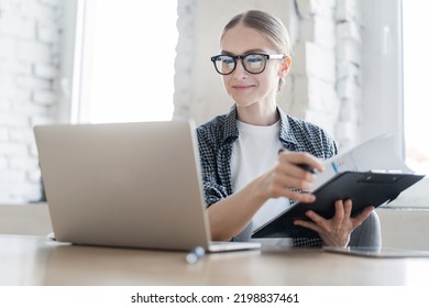 A Freelance Woman Works In A Company As An Economist, Communicates Online With Colleagues By Mail.