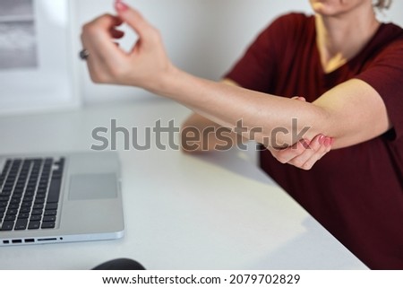 Freelancer working from home and having pain in the elbow.