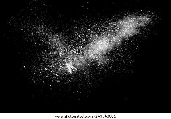 黒い 暗い背景に白い粉が爆発する動きをフリーズします 白いちり雲の抽象的デザイン パーティクルの爆発スクリーンセーバー コピー用スペースと壁紙 惑星の創造のコンセプト の写真素材 今すぐ編集