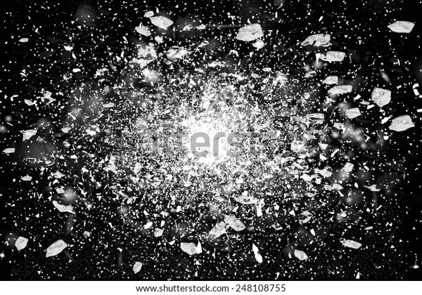 黒い 暗い背景に白い粉が爆発する動きをフリーズします 白いちり雲の抽象的デザイン パーティクル爆発スクリーンセーバー 壁紙 惑星の創造のコンセプト の写真素材 今すぐ編集