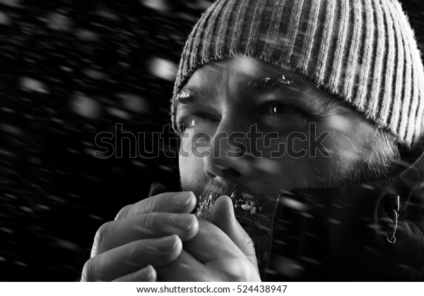 雪の吹雪の中に立つ凍えるような冷たい男が 暖かさを保とうとしている 髭や眉毛に霜や氷のついたビーニー帽と冬のコートを着て 白黒 の写真素材 今すぐ編集