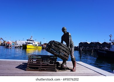 FREMANTLE,AUSTRALIA - APRIL, 2017 :  Statue Of Fisherman With Crayfish Basket At Fremantle