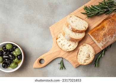 baguette francesa. Pan de ciabatta italiano en una tabla de madera. cocina o panadería. banner, menú, recetario de texto, vista superior.