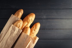 Französische Baguettes Mit Sesamsamen In Papiertüten Auf Schwarzem Holzhintergrund