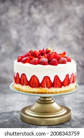 Fraisier fraise Gâteau, savoureuse éponge à la vanille et mousse à la crème fouettée aux fraises fraîches