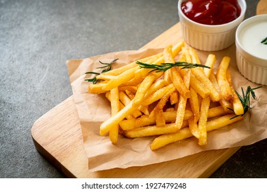 Patatas fritas o papas fritas con crema agria y ketchup
