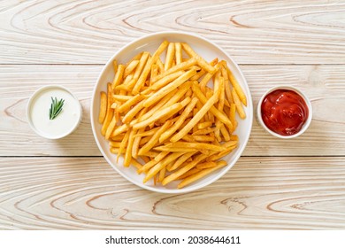 Patatas fritas o papas fritas con crema agria y ketchup