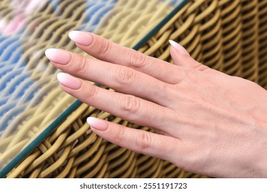 style boomer pink manicure