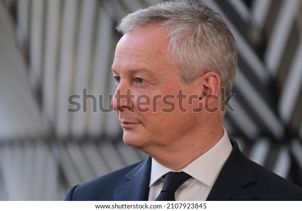 French Minister for the Economy and Finance Bruno Le
Maire and Irish Minister for Finance Paschal Donohoe interact at a
Euro zone finance ministers meeting in Brussels, Belgium January
17, 2022. 
