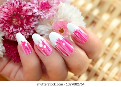 French oval manicure and striped gradient in pink tones  Summer flower nail design close  up 
