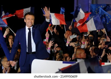  Der französische Präsident Emmanuel Macron und seine Frau Brigitte Macron feiern auf der Bühne, nachdem sie am 24. April 2022 die zweite Runde der französischen Präsidentschaftswahlen in Paris (Frankreich) gewonnen haben.