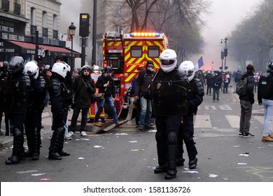 French Riot Police Clash Protesters During Stock Photo 1581136726 ...