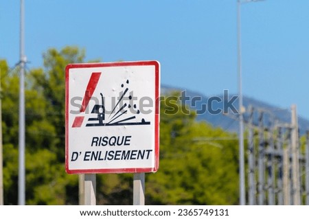 French Risque d'Enlisement (Loose Stones) roadsign