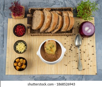 French Style Onion Soup With Cheese Bread