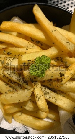 Frenchfries with oregano and salt