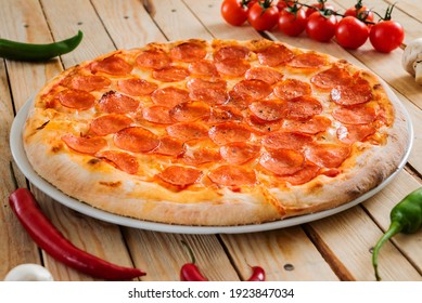 Frische Pepperoni-Pizza auf Holzhintergrund