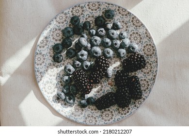 Fresh Blueberries And Blackberries In Sunlight On Ceramic Plate Flat Lay. Healthy Food Aesthetics. Summer Berries In Light On Soft Linen Background. Summer In Countryside, Moody Banner