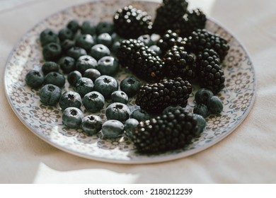 Fresh Blueberries And Blackberries In Sunlight On Ceramic Plate. Healthy Food Aesthetics. Summer Berries In Light On Soft Linen Background. Summer In Countryside, Moody Banner