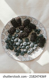 Fresh Blueberries And Blackberries In Sunlight On Ceramic Plate Flat Lay. Healthy Food Aesthetics. Summer Berries In Light On Soft Linen Background. Summer In Countryside, Moody Banner