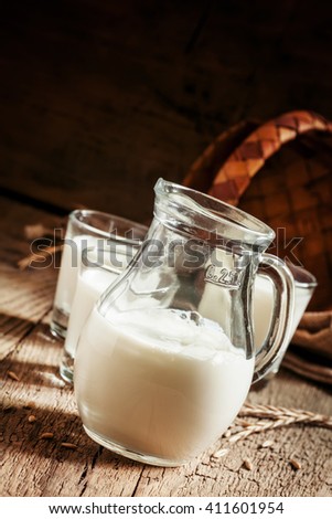 Griechischer Joghurt auf Holztisch