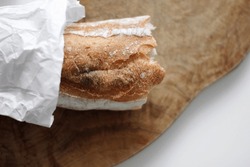 Frische, Knusprige Französische Baguette. Artisan Boulangerie (Bäckerei) Brot. Klassisches Französisches Baguette. Französische Küche.