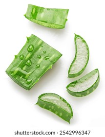 Cortes frescos de hoja de aloe vera cubierta con gotas de agua aisladas sobre fondo blanco. Vista superior.