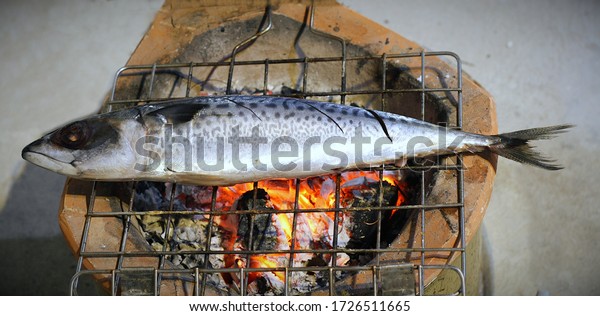 炭火鉢の上に生の魚を乗せ 熱い石炭を焼いた魚を焼く の写真素材 今すぐ編集