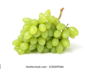 Свежий зеленый виноград с листьями. Изолированный на белом. Фото со склада