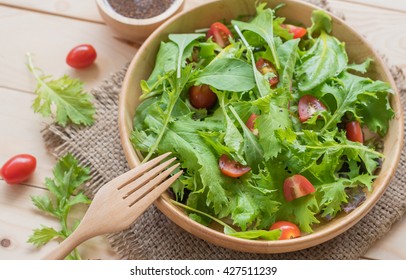 Fresh green salad with spinach,arugula,tomato